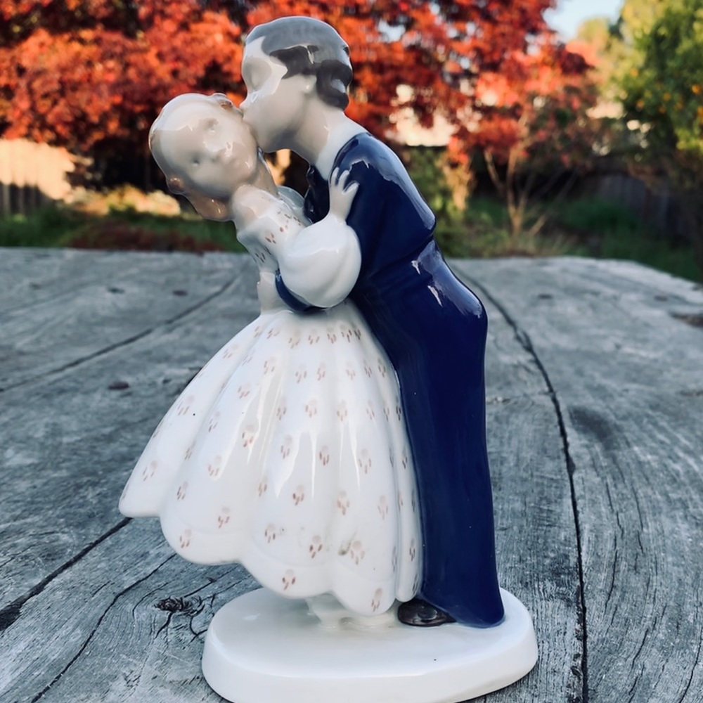 Vintage Bing Grondahl Youthful First Kiss 2162 B&G